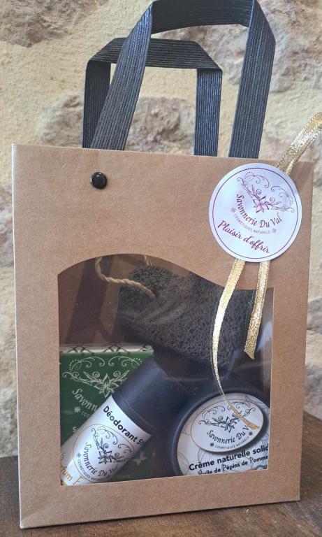 COFFRET CADEAU Cr&egrave;me solide, d&eacute;odorant, Pierre ponce Coeur et exfoliant